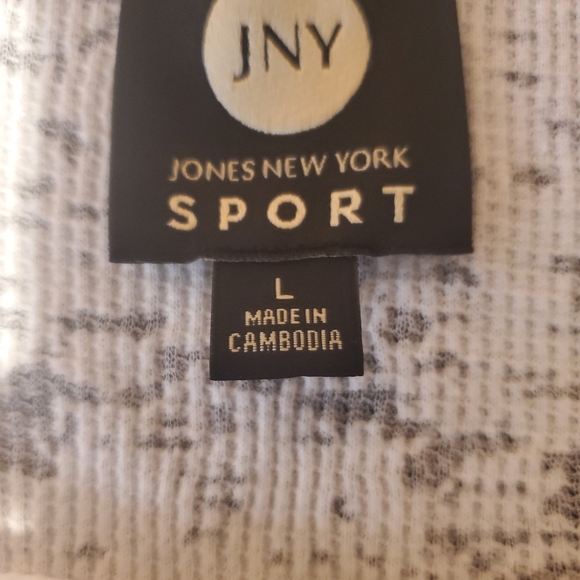 Jones New York Sport Gauze like top. A tank will be needed underneath. Size L - Picture 5 of 6